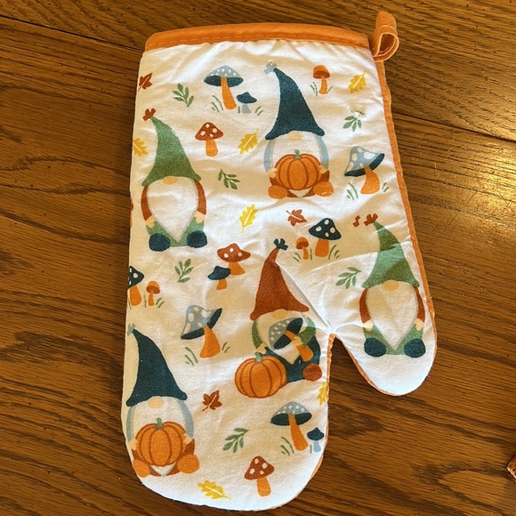 Autumn Gnome, set of Oven Mitt, Pot holder, and 2 Microfiber Dishcloths. - Picture 2 of 6